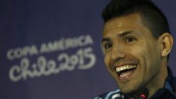 CH15. SANTIAGO DE CHILE (CHILE), 3/7/2015.- El jugador de la selecci&oacute;n nacional de de Argentina Kun Ag&uuml;ero asiste hoy, viernes 3 de julio de 2015, a una conferencia de prensa en Santiago de Chile (Chile). Argentina enfrentar&aacute; a Chile en la final de la Copa Am&eacute;rica 2015. EFE/ Kiko Huesca