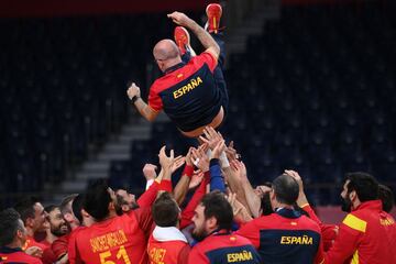 El seleccionador español de balonmano Jordi Ribera es manteado tras ganar la medalla de bronce. 