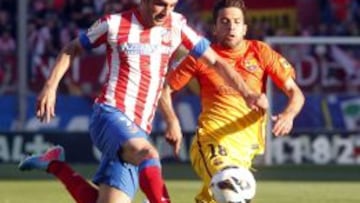 Adrián, con Jordi Alba.