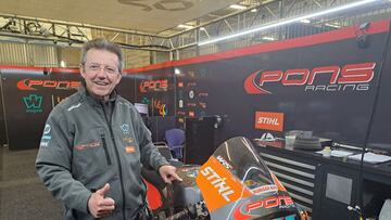 Santi Mulero junto a la Kalex de Sergio Garc¨ªa en el box del Pons Wegow Los40