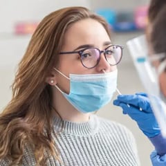 Científicos españoles descubren un rasgo de la COVID que explica su adaptación a los humanos