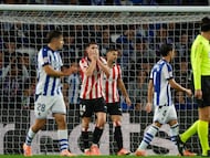 SAN SEBASTIÁN, 01/11/2025.- El defensa del Athletic Club de Bilbao Aymeric Laporte (2i) se lamenta en el partido de LaLiga que Real Sociedad y Athletic Club de Bilbao disputan este sábado en el estadio Reale Arena de San Sebastián. EFE/ Juan Herrero