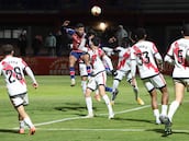 Dos goles milagrosos salvan al Rayo