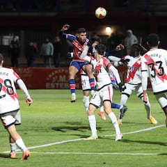 Dos goles milagrosos salvan al Rayo