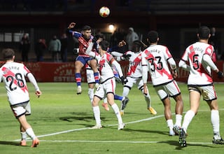 Dos goles milagrosos salvan al Rayo