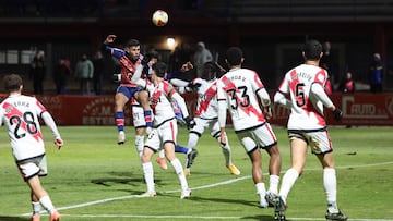 Dos goles milagrosos salvan al Rayo