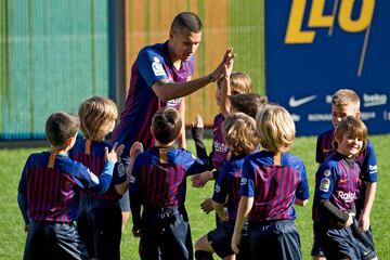 El colombiano compartió en su presentación con los pequeños del club blaugrana. 