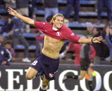 Sus inicios se remontan a las categorías inferiores de los equipos Danubio FC y Peñarol. De ahí, fue fichado por el Independiente a los 17 años y debutó con el primer equipo el 25 de octubre de 1998.