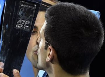 Novak Djokovic levantó su tercer trofeo consecutivo, tras la renuncia de Federer, y seguirá como el mejor del mundo.