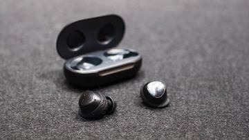 La curiosa (y extraña forma) de los nuevos Galaxy Earbuds