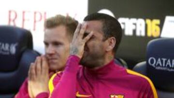 Alves, en el banquillo del Camp Nou.