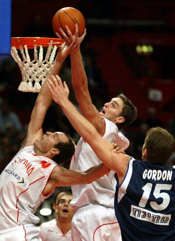 La selección española consiguió la plata en el Eurobasket de Suecia de 2003 tras vencer caer derrotado en al final frente a Lituania por 93-84.