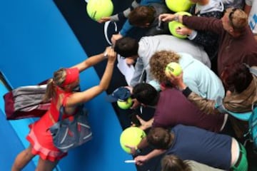 Maria Sharapova se quedó con el duelo ante Eugenie Bouchard para llegar a semifinales del Abierto de Australia el martes.