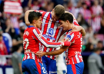 Giuliano Simeone, Sorloth y Julián Alvarez celebran el último gol del Atlético al Leganés.