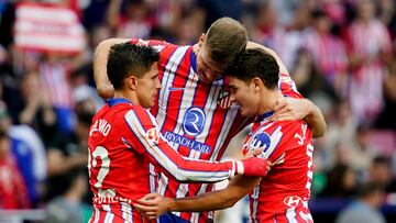 Giuliano Simeone, Sorloth y Julián Alvarez celebran la victoria del Atleti.