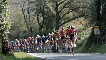 LEKUNBERRI, 10/09/2023.- El pelotón de los favoritos en el descenso del Puerto de Zaurrarate durante la 15ª etapa de La Vuelta que transcurre este domingo, entre Pamplona y Lekunberri. EFE/Manuel Bruque
