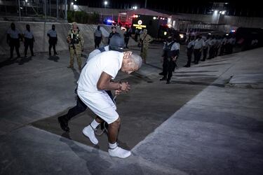 La administración Trump deportó el pasado 31 de marzo a El Salvador a 17 personas acusadas de pertenecer a las organizaciones criminales Tren de Aragua y MS-13. Las imágenes distribuidas muestran a los migrantes esposados entrando en el avión y a quienes se les afeitó la cabeza para ingresar en el centro de detención.