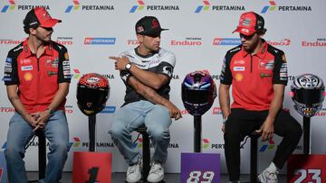 Martín, entre Bagnaia, a la izquierda, y Bastianini.