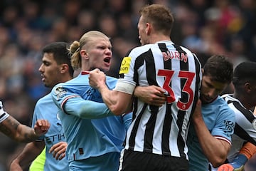 El delantero noruego del Manchester City ha tenido más que palabras Dan Burn durante el duelo de hoy de la Premier League entre el conjunto de Manchester y el Newcastle. 