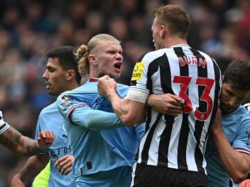 El delantero noruego del Manchester City ha tenido más que palabras Dan Burn durante el duelo de hoy de la Premier League entre el conjunto de Manchester y el Newcastle. 