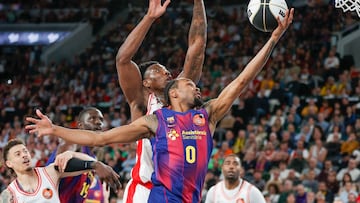 El base del Barça Kevin Punter (d) entra a canasta defendido por Devontae Cacok, de UCAM Murcia, en el partido de cuartos de final de la Copa del Rey de baloncesto que Barça y UCAM Murcia disputan este viernes en el Roig Arena, en Valencia.