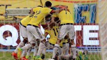 BAR01. BARRANQUILLA (COLOMBIA), 01/09/2016. Jugadores de Colombia celebran una anotaci&oacute;n ante Venezuela hoy, jueves 1 de septiembre de 2016, durante el partido entre Colombia y Venezuela por las eliminatorias Rusia 2018, el estadio Metropolitano de Barranquilla (Colombia). EFE/MAURICIO DUENAS CASTA&Ntilde;EDA
 
 
 