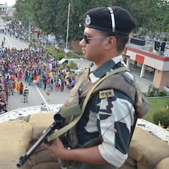 El duelo militar diario que transforma la frontera entre India y Pakistán en un estadio de fútbol: “Todo puede acabar mal”