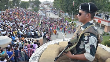 Un soldado de la BSF vigila a la multitud durante la ceremonia Beating The Retreat en la frontera de Attari el 4 de noviembre de 2014 en Amritsar, India. Al menos 60 personas murieron y más de 120 resultaron heridas cuando un joven suicida, que llevaba un chaleco explosivo, se inmoló en el lado pakistaní de la frontera de Attari-Wagah.