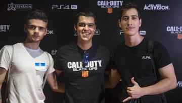 AlphaSniper97 junto a dos de sus compañeros de equipo en Squad Finder