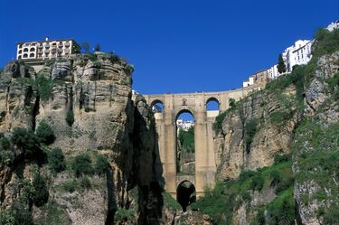 En la comunidad andaluza nos topamos con Ronda, en la provincia de Málaga. Sus precipicios y su casco histórico sitúan a Ronda como el segundo pueblo de montaña más bonito de la geografía española. Entre los lugares más destacados se encuentra su Plaza de Toros, sus murallas y puertas árabes y el Puente Nuevo bajo el que pasa el río Guadalevín.