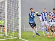 Aitor Fraga despeja un balón en el Real B-Albacete en el estreno del Estadio Zubieta.