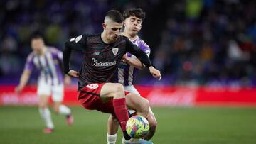 VALLADOLID, SPAIN - MARCH 17: Oihan Sancet (L) of Athletic Club competes for the ball with Alvaro Aguado (R) of Real Valladolid CF during the LaLiga Santander match between Real Valladolid CF and Athletic Club at Estadio Municipal Jose Zorrilla on March 17, 2023 in Valladolid, Spain. (Photo by Gonzalo Arroyo Moreno/Getty Images)