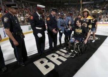 El superviviente de los atentados de Boston Jeff Bauman, en silla de ruedas, y su salvador Carlos Arredondo, fueron homenajeados antes del inicio del sexto partido de la Stanley Cup.