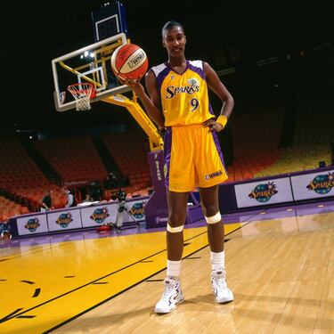 La mejor jugadora de baloncesto de la historia comenzó su leyenda cuando un 7 de febrero de 1990 anotó ¡101 puntos! en un partido del instituto... y antes del descanso. Lisa Leslie (Gardena, California, 1972) participó en la fundación de la WNBA como pívot (mide 1,96 metros) de Los Angeles Sparks y ayudó a popularizar el baloncesto femenino, demasiado a la sombra de la NBA. Cuatro oros olímpicos (de Atlanta a Pekín) y dos Mundiales (más un bronce) adornan su carrera. Pero, sobre todo, ha pasado a la historia por ser la primera mujer, en el año 2000, en lograr un mate en un partido de la WNBA.