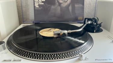 Este tocadiscos con altavoces de Pioneer DJ es ideal para amantes del vinilo