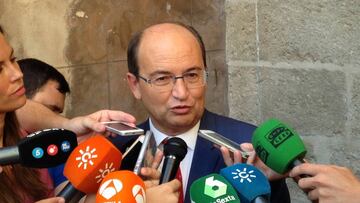 Jos&eacute; Castro, tras la ofrenda.