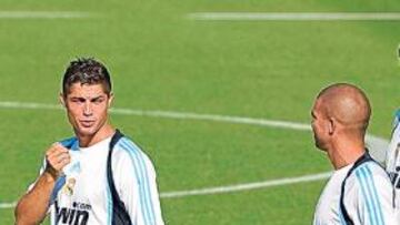 <b>COMPLICIDAD. </b>Cristiano Ronaldo, en perfecta forma física, encabeza un grupo de trabajo en el entrenamiento de ayer. Pepe no paró de bromear con su compatriota.