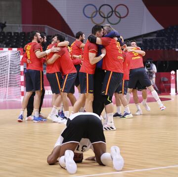 El equipo español celebra la medalla de bronce. 