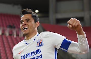 Sin duda el mejor colombiano en el fútbol de China. Gio llegó en 2012 a Shanghái Shenhua y ya completa nueve temporadas con 231 partidos disputados, 78 goles y dos títulos de la Copa. Además, es el capitán de la plantilla actual.