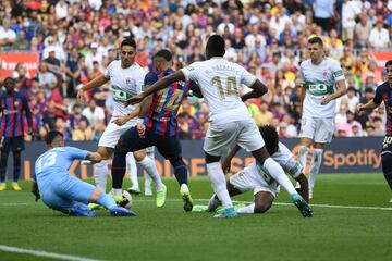 Jugada de Memphis Depay que acabó con el 3-0 de Lewandowski.