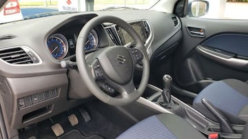 Por dentro, el volante del Baleno