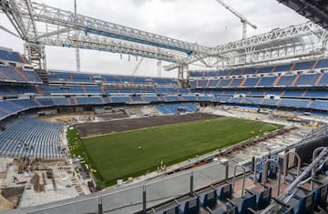 Los trabajos de remodelación del estadio del Real Madrid siguen sin pausa. A unos días del estreno los esfuerzos se centran en el terreno de juego.