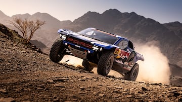 YANBU, 05/01/2026.- Carlos Sainz y Lucas Cruz en su Ford Raptor T1+ del equipo Ford M-Sport durante la Etapa 2 del Dakar 2026, el 5 de enero de 2026 entre Yanbu y Al-Ula, Arabia Saudí. Los pilotos del Toyota Gazoo Racing W2RC, liderados por el estadounidense Seth Quintero, dominaron la segunda etapa del Dakar 2026 en coches, disputada entre Yanbu y AlUla, con 400 kilómetros cronometrados, tras la cual el catarí Nasser Al-Attiyah (Dacia) es el nuevo líder y los españoles Carlos Sainz y Nani Roma, como el resto de los Ford, cedieron un importante tiempo. EFE/Red Bull/Kin Marcin -SOLO USO EDITORIAL/SOLO DISPONIBLE PARA ILUSTRAR LA NOTICIA QUE ACOMPAÑA (CRÉDITO OBLIGATORIO)-