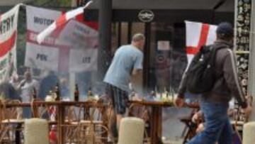 Aficionados ingleses son atacados con fuegos artificiales