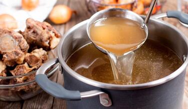 Cómo preparar el mejor caldo de huesos con tan sólo 2 ingredientes para recuperar colágeno y cuidar tu piel