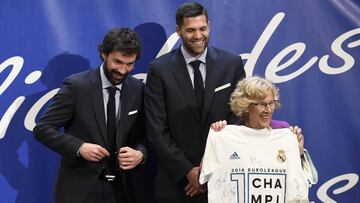 Sergio Llull y Felipe Reyes entregan la camiseta conmemorativa por la D&eacute;cima a Manuela Carmena, alcadesa de Madrid.