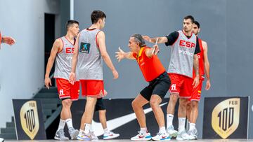 Sergio Scariolo da instrucciones a Juan Núñez con Jaime Pradilla, Alberto Abalde y Santi Aldama de fondo.