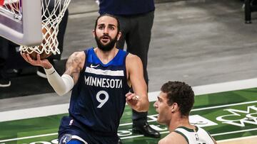 Milwaukee (United States), 23/02/2021.- Minnesota Timberwolves guard Ricky Rubio of Spain (R) shoots on Milwaukee Bucks center Brook Lopez (R) during the NBA basketball game between the Minnesota Timberwolves and the Milwaukee Bucks at Fiserv Forum in Milwaukee, Wisconsin, USA, 23 February 2021. (Baloncesto, Espa&ntilde;a, Estados Unidos) EFE/EPA/TANNEN MAURY SHUTTERSTOCK OUT