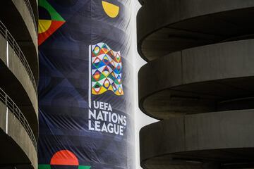 Logotipo de la competición UEFA Nations League en el estadio de San Siro en Milán. 