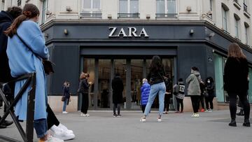 FILE PHOTO: People wait observing social distancing oustide a Zara shop in Paris as France softens its strict lockdown rules during the outbreak of the coronavirus disease (COVID-19) in France, May 11, 2020.  REUTERS/Benoit Tessier/File Photo  GLOBAL BUSI